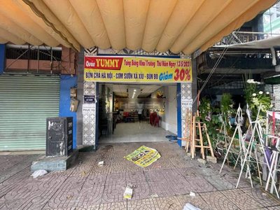 Mặt bằng kinh doanh Quận Bình Thạnh Mặt bằng kinh doanh ngay ngã 4 Hàng Xanh, diện tích 80m2 rộng thoáng.