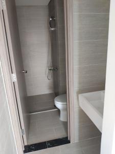 Toilet Vinhomes Grand Park Quận 9 Căn hộ tầng trung Vinhomes Grand Park đón view nội khu thoáng mát.