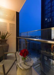 Ban công căn hộ Vinhomes Golden River Căn hộ Vinhomes Golden River hướng Tây Nam, diện tích 61.4m²