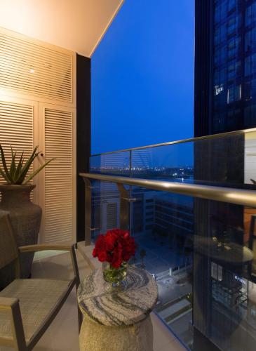 Ban công căn hộ Vinhomes Golden River Căn hộ Vinhomes Golden River hướng Tây Nam, diện tích 61.4m²