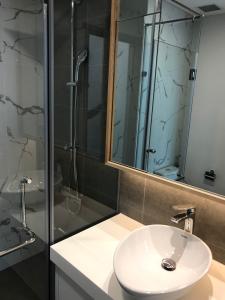 Phòng tắm căn hộ Sunwah Pearl , Quận Bình Thạnh Căn hộ Sunwah Pearl tầng cao nội thất cơ bản, thiết kế hiện đại.