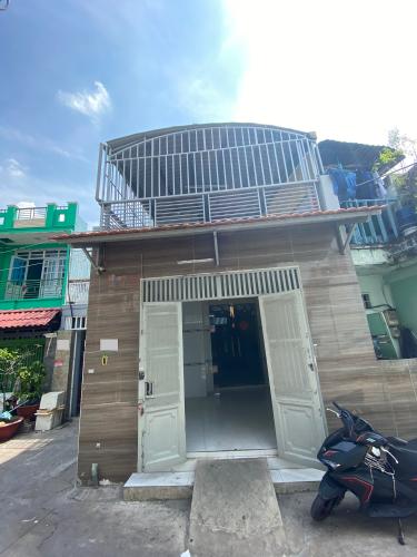 Nhà phố Quận Gò Vấp Nhà phố kết cấu 1 trệt 2 lầu và sân thượng hướng Tây Nam, sổ hồng riêng.