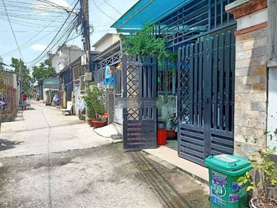 Đường trước nhà phố Quận 12 Nhà phố kết cấu 1 trệt, 2 lầu diện tích 60m2, bàn giao đầy đủ nội thất.