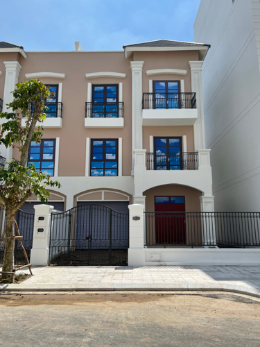 Mặt tiền biệt thự Quận 9 Biệt thự song lập The Manhattan Glory Vinhomes Grand Park, cửa hướng Đông Bắc.