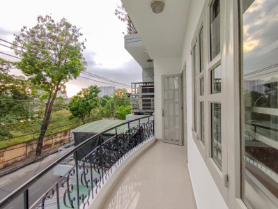 Nhà phố Quận 4 Nhà phố thiết kế 1 trệt, 1 lửng, 1 lầu và sân thượng, không có nội thất.