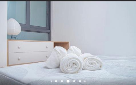 Phòng ngủ Vinhomes Golden River, Quận 1 Căn hộ Vinhomes Golden River tầng 10, đầy đủ nội thất.