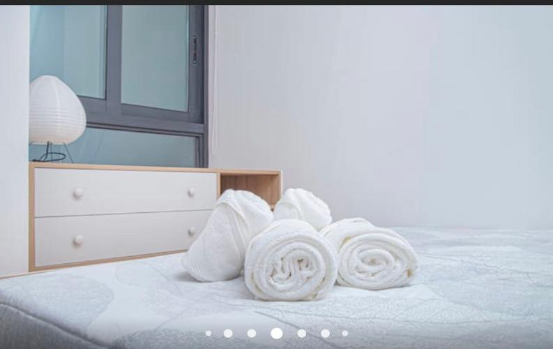 Phòng ngủ Vinhomes Golden River, Quận 1 Căn hộ Vinhomes Golden River tầng 10, đầy đủ nội thất.