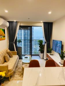 Phòng khách căn hộ Vinhomes Grand Park, Quận 9 Căn hộ Vinhomes Grand Park view tầng cao nội khu yên tĩnh.
