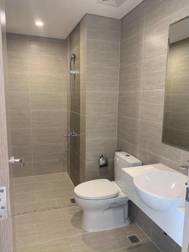 Toilet Vinhomes Grand Park Quận 9 Căn hộ Vinhomes Grand Park hướng Đông Nam, view nội khu thoáng.