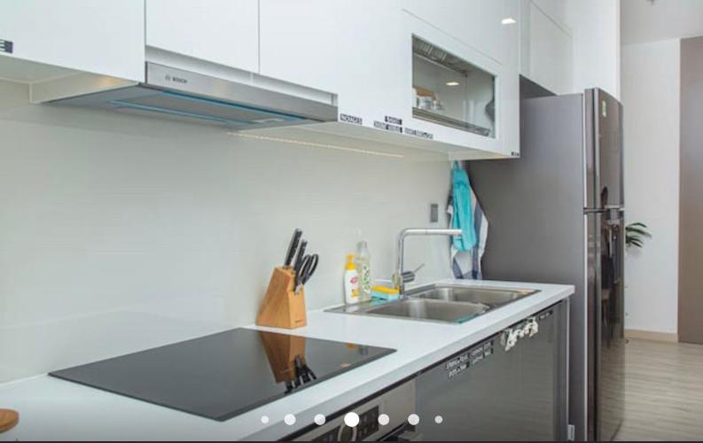 Khu vực bếp Vinhomes Golden River, Quận 1 Căn hộ Vinhomes Golden River tầng 10, đầy đủ nội thất.