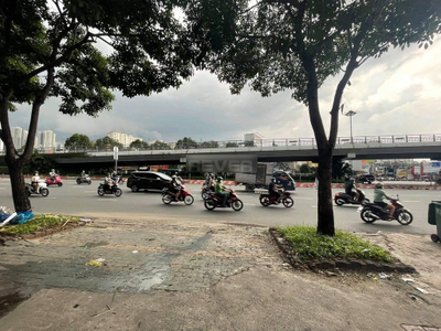 Mặt bằng kinh doanh Quận Bình Thạnh Mặt bằng kinh doanh ngay ngã 4 Hàng Xanh, diện tích 80m2 rộng thoáng.