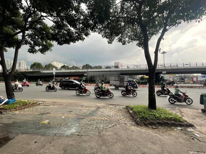 Mặt bằng kinh doanh Quận Bình Thạnh Mặt bằng kinh doanh ngay ngã 4 Hàng Xanh, diện tích 80m2 rộng thoáng.