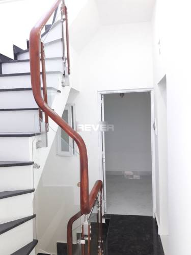 Nhà phố Huyện Nhà Bè Nhà phố cách chợ Phú Xuân 1.5km, cửa hướng Tây Nam thoáng mát.