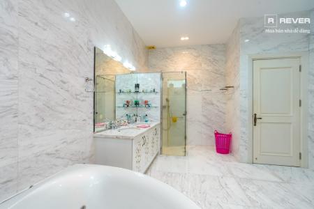 Toilet biệt thự Quận 2 Cho thuê biệt thự đường Thảo Điền, Quận 2, trong khu Compound Fideco, có sân vườn rộng xanh mát, đầy đủ nội thất