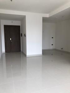 Phòng khách căn hộ Saigon Royal Căn hộ Saigon Royal 2 phòng ngủ cửa hướng Đông Nam, view Bitexco.