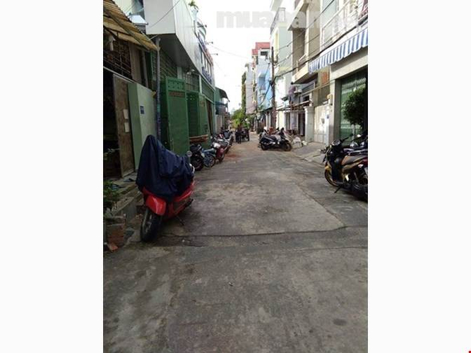 Đường trước nhà phố Quận Tân Phú Nhà phố cửa hướng Đông thoáng mát, thiết kế 1 trệt, 1 lầu đúc chắc chắn.
