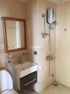 Phòng tắm căn hộ Hoàng Kim Thế Gia, Bình Tân Căn hộ chung cư Hoàng Kim Thế Gia hướng Đông, view thành phố sầm uất.