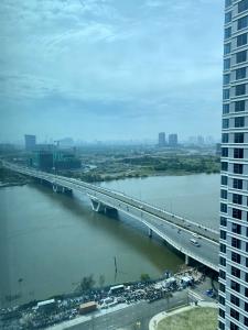 View căn hộ Sunwah Pearl, Bình Thạnh Căn hộ Sunwah Pearl tầng 35, đón view toàn thành phố tuyệt đẹp.