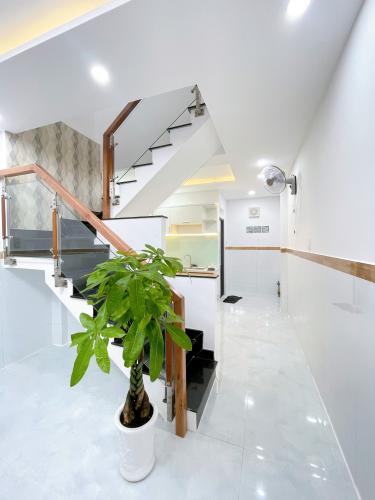 Không gian nhà phố Quận Gò Vấp Nhà phố hướng Tây Bắc hẻm xe hơi, cách chợ Hạnh Thông Tây 1km.