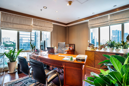 Văn phòng Quận 1 Văn phòng tầng 8 diện tích 407m2, bàn giao toàn bộ nội thất gỗ hiện đại.