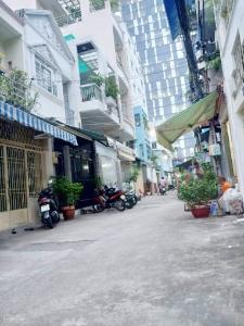 Đường trước nhà phố Quận 4 Nhà phố mặt tiền đường số 4, thiết kế 1 trệt 1 lửng 3 lầu view Bitexco.