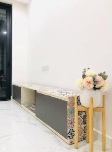 kệ TV căn hộ Sunshine City Saigon Office-tel Sunshine City Saigon thiết kế hiện đại và tinh tế.