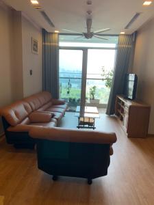 Phòng khách Căn hộ Vinhomes Central Park Căn hộ Vinhomes Central Park tầng 10 nội thất đầy đủ, sàn lót gỗ