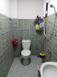 Phòng tắm nhà phố Quận Tân Phú Nhà phố Quận Tân Phú hẻm xe hơi 3m hướng Tây, có sổ hồng riêng.