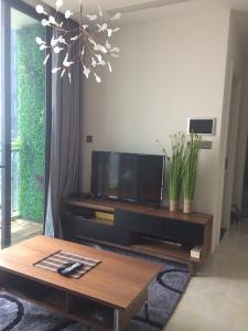 Phòng khách căn hộ Vinhomes Golden River Căn hộ Vinhomes Golden River ban công Tây Nam, nội thất cơ bản.