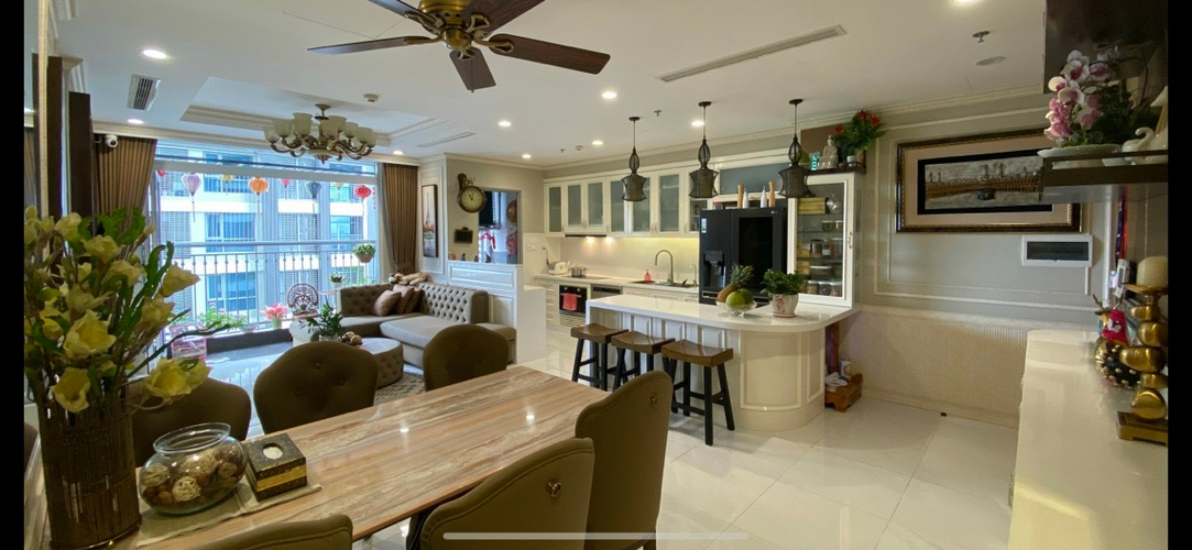 Căn hộ Vinhomes Central Park, Quận Bình Thạnh Căn hộ Vinhomes Central Park ban công rộng rãi, đầy đủ nội thất.