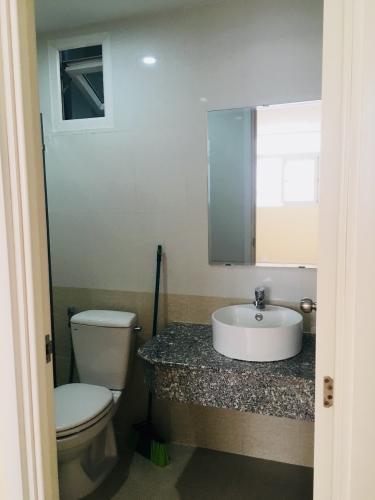 Phòng tắm City Gate, Quận 8 Căn hộ City Gate tầng trung, view nội khu hồ bơi mát mẻ.