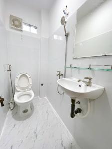 Phòng tắm nhà phố Quận Gò Vấp Nhà phố hướng Tây Bắc hẻm xe hơi, cách chợ Hạnh Thông Tây 1km.