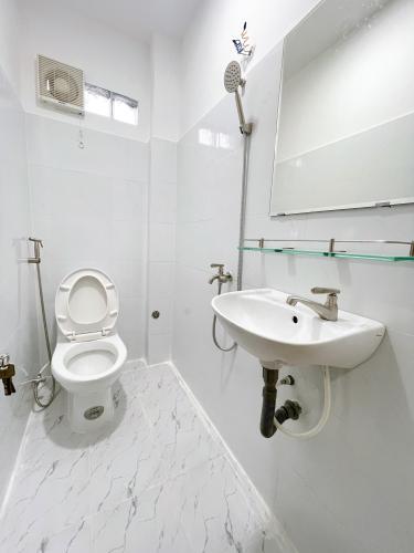 Phòng tắm nhà phố Quận Gò Vấp Nhà phố hướng Tây Bắc hẻm xe hơi, cách chợ Hạnh Thông Tây 1km.