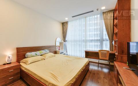 Phòng ngủ 1 Căn hộ Vinhomes Central Park tầng 14 có 2 phòng ngủ, đầy đủ nội thất.