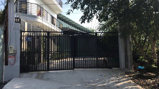 Nhà xưởng kho bãi Huyện Bình Chánh Nhà xưởng kho bãi diện tích 400m2, có văn phòng và bãi xe, khu vực an ninh.