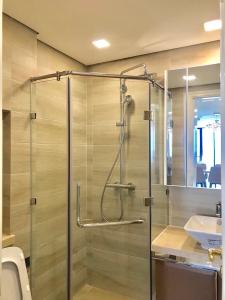 phòng tắm Căn hộ Vinhomes Golden River hướng Đông Bắc, diện tích 118.8m²
