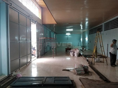 Nhà xưởng kho bãi diện tích 200m2, gần vòng xoay Phú Lâm tiện di chuyển.