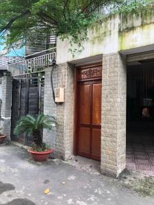 Mặt trước nhà phố Phan Huy Ích, Gò Vấp Nhà phố hướng Tây Bắc, có dãy 12 phòng trọ, hẻm xe hơi. 