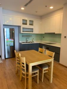 phòng bếp căn hộ Vinhomes Central Park Căn hộ Vinhomes Central Park tầng 10 nội thất đầy đủ, sàn lót gỗ