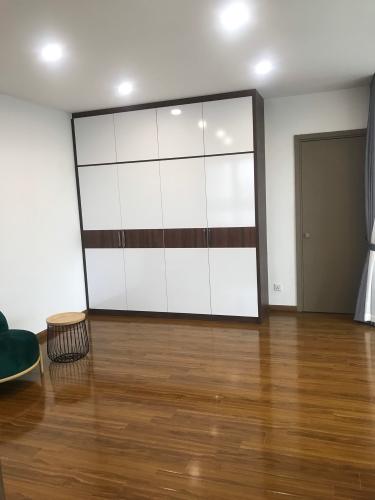 Phòng khách căn hộ Riviera Point Căn hộ Duplex Riviera Point tầng 20 bàn giao nội thất cơ bản, view thành phố.