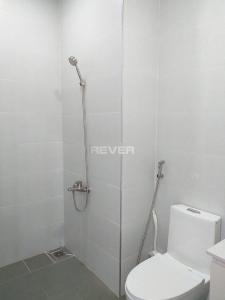 Phòng tắm Kingston Residence Phú Nhuận Office-tel Kingston Residence tầng 4, nội thất văn phòng cơ bản.