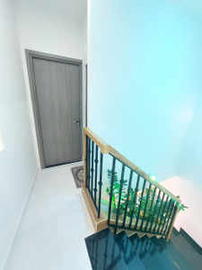 Nhà phố Quận Bình Thạnh Nhà phố thiết kế 1 trệt, 1 lầu đúc kỹ lưỡng, khu nhà lâu cao tầng xung quanh.