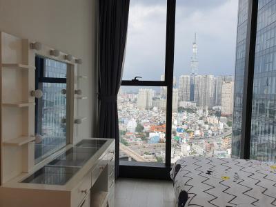 Phòng ngủ Vinhomes Golden River Quận 1 Căn hộ Vinhomes Golden River tầng cao, ban công hướng Đông Bắc.