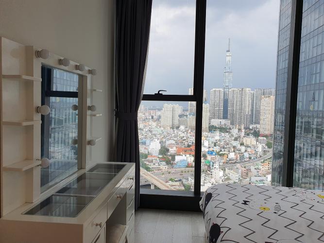 Phòng ngủ Vinhomes Golden River Quận 1 Căn hộ Vinhomes Golden River tầng cao, ban công hướng Đông Bắc.