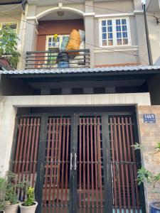 Nhà phố có 2 mặt tiền hẻm rộng 3.6m, kết cấu 1 trệt 1 lầu kiên cố.