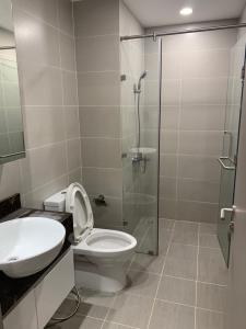 Toilet The Gold View, Quận 4 Căn hộ The Gold View tầng trung, đầy đủ nội thất hiện đại.