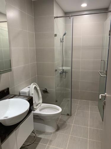 Toilet The Gold View, Quận 4 Căn hộ The Gold View tầng trung, đầy đủ nội thất hiện đại.