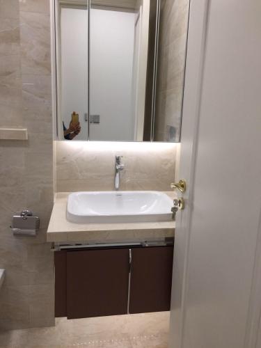 Phòng tắm Office- tel Vinhomes Golden River, diện tích 45m2, thiết kế hiện đại, nội thất cơ bản.