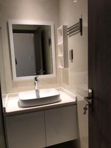 Phòng tắm căn hộ Saigon South Residence Căn hộ thô tầng cao Saigon South Residence, view nội khu.