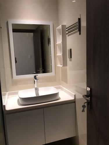 Phòng tắm căn hộ Saigon South Residence Căn hộ thô tầng cao Saigon South Residence, view nội khu.